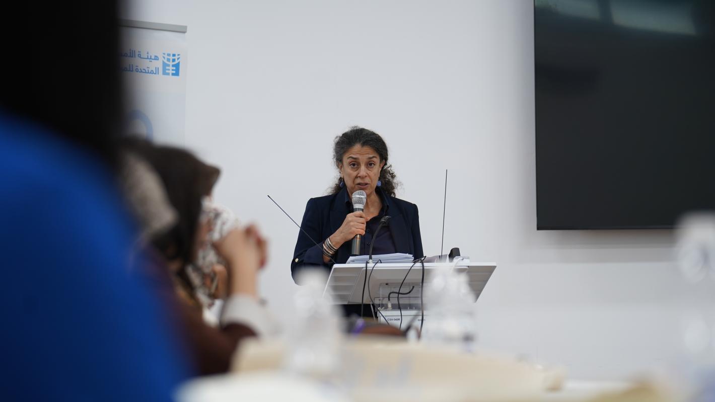 نائبة الممثلة الخاصة للأمين العام، السيدة ستيفاني خوري تتحدث في إحدى المشاورات بطرابلس